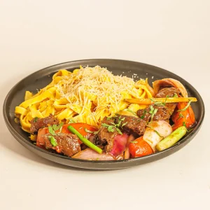 Fetuchini a la Huancaína con Lomo Saltado