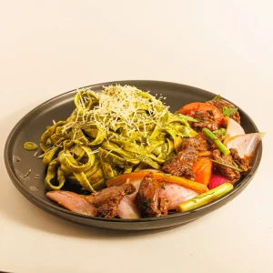 Fetuchini al Pesto con Lomo Saltado